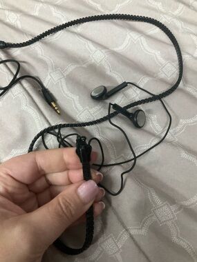 ⭐️ 10-4-$10- Black Zippered Cord Earbud Necklace with Wired Earbuds